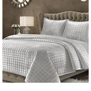 Tribeca Living queen quilt set
